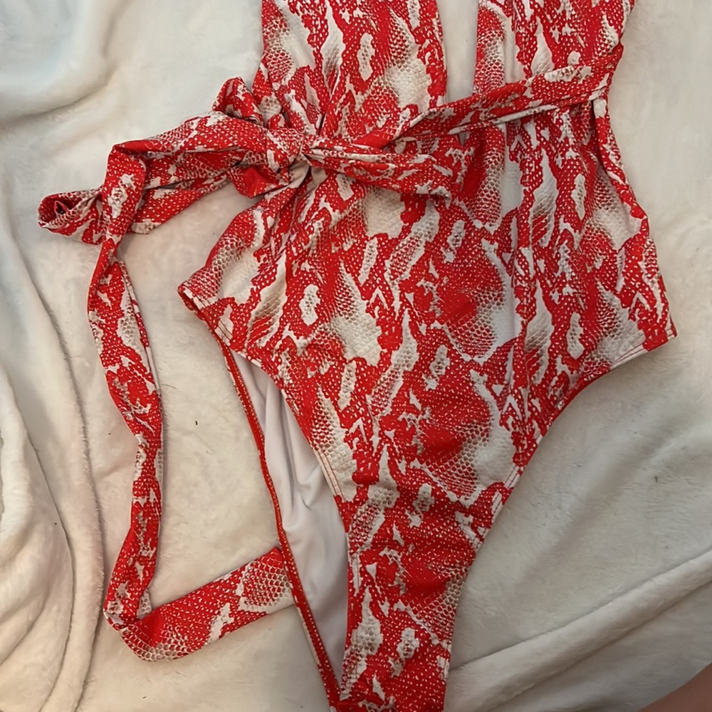 One piece - Picture 3 of 4